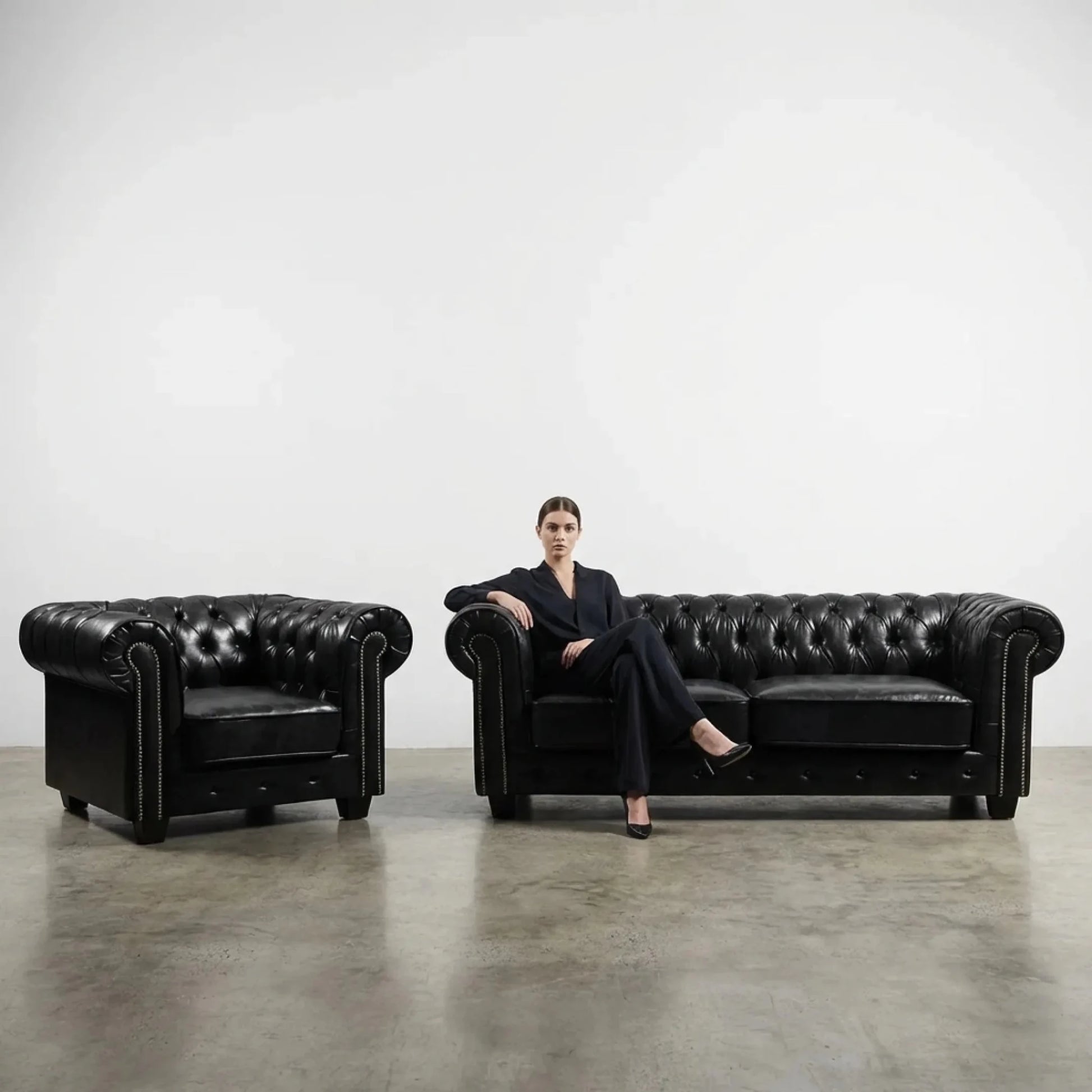 antique-black-leather-chesterfield-3-1-sofa-set-with-deep-buttoning