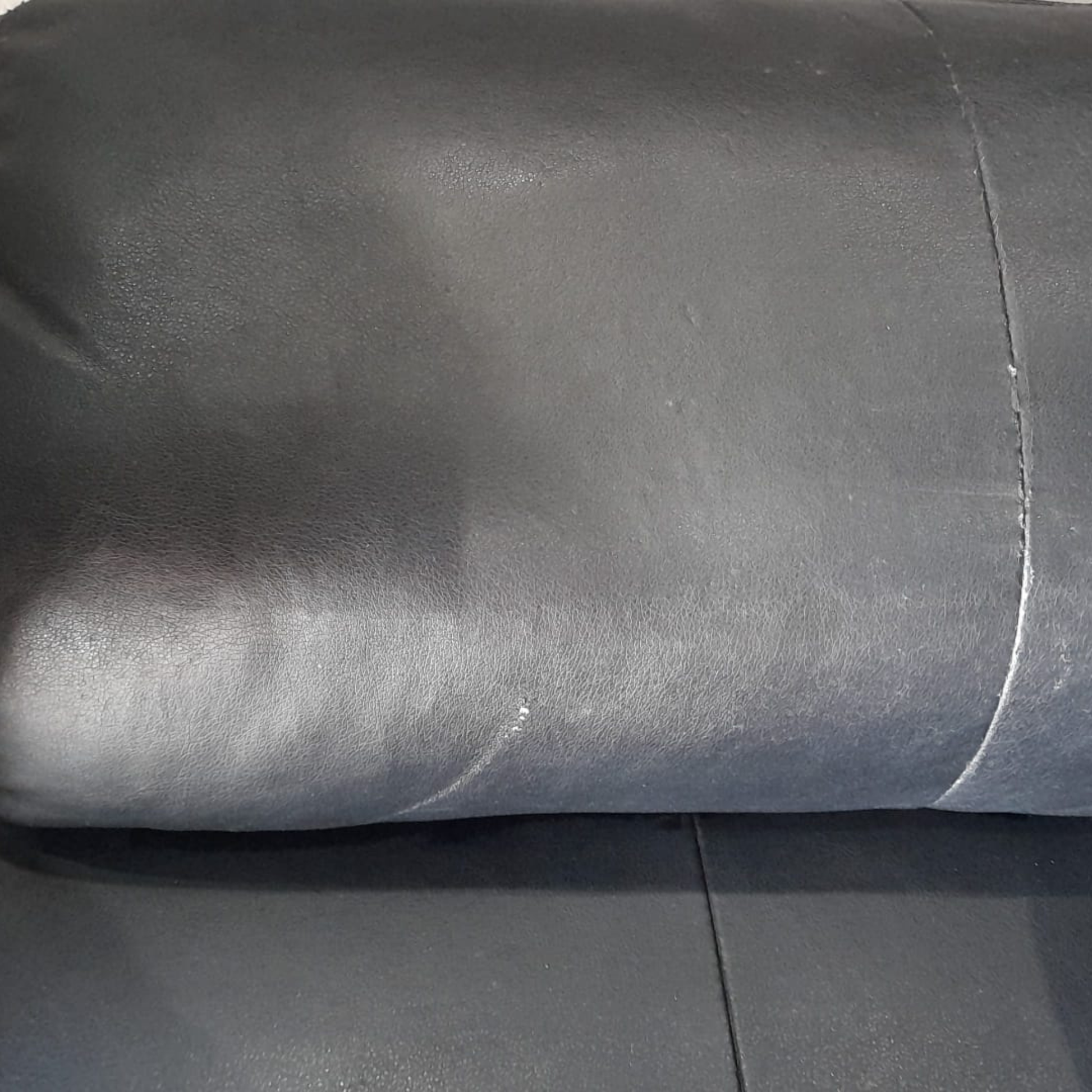 close up of outlet leather 3 seater sofa